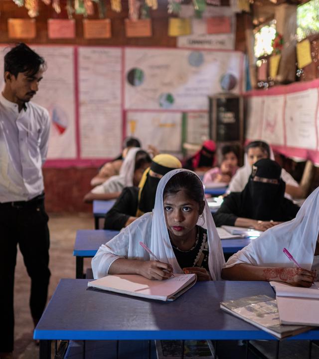 Rohingya-Flüchtlinge besuchen den Unterricht in ihrer Schule im Rohingya-Flüchtlingslager in Cox's Bazar.