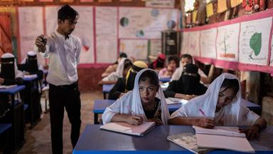 Rohingya-Flüchtlinge besuchen den Unterricht in ihrer Schule im Rohingya-Flüchtlingslager in Cox's Bazar