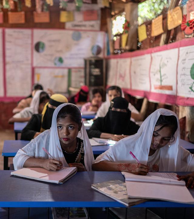 Rohingya-Flüchtlinge besuchen den Unterricht in ihrer Schule im Rohingya-Flüchtlingslager in Cox's Bazar