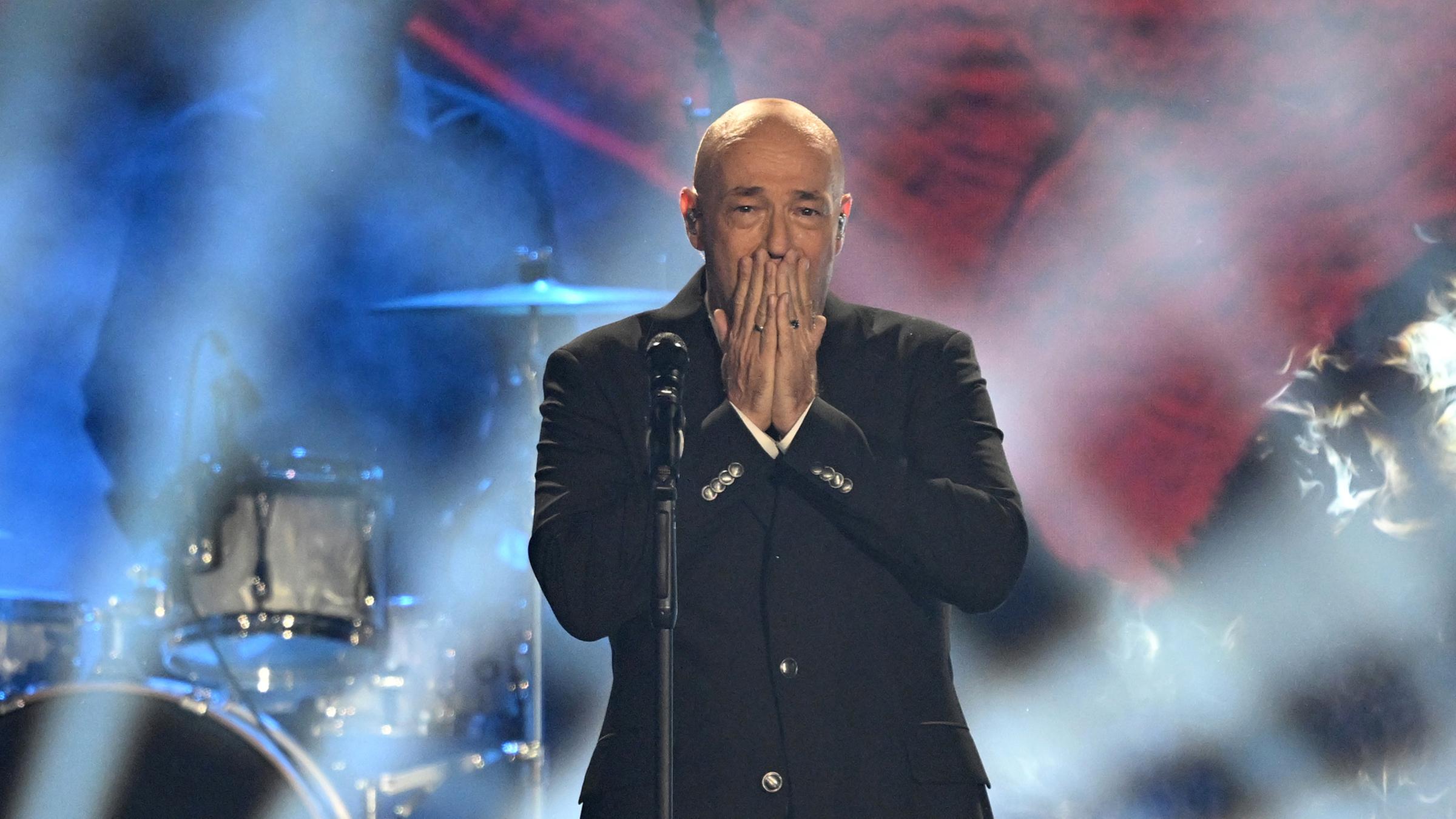 Der Graf von Unheilig ist bei seinem Auftritt zur Verleihung der Goldenen Henne zu Tränen gerührt. Die TV-Gala feiert das 30-jährige Jubiläum des Preises.