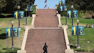 Menschen gehen am 30. Juli 2025 über den Campus der UCLA in Los Angeles, Kalifornien. 