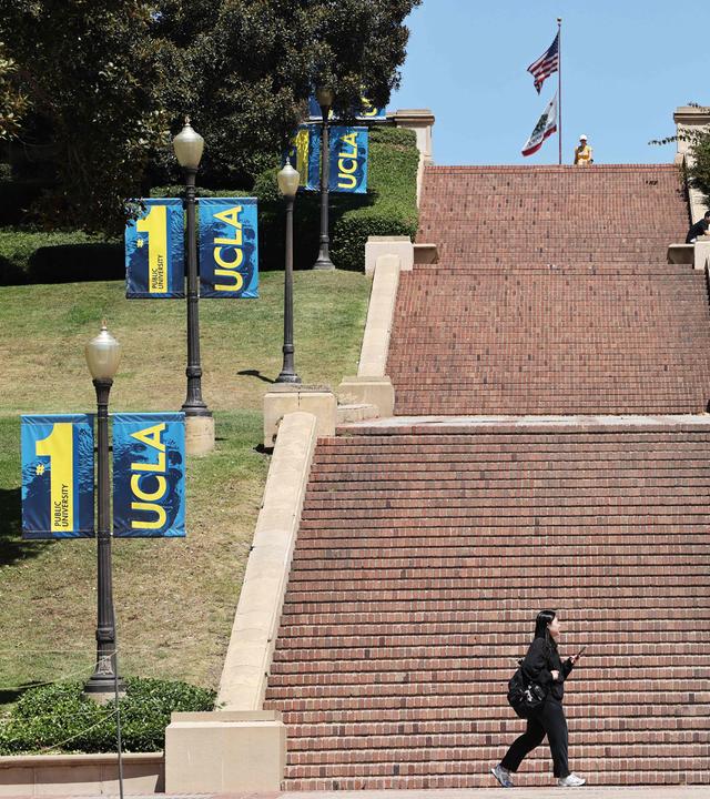Menschen gehen am 30. Juli 2025 über den Campus der UCLA in Los Angeles, Kalifornien. 