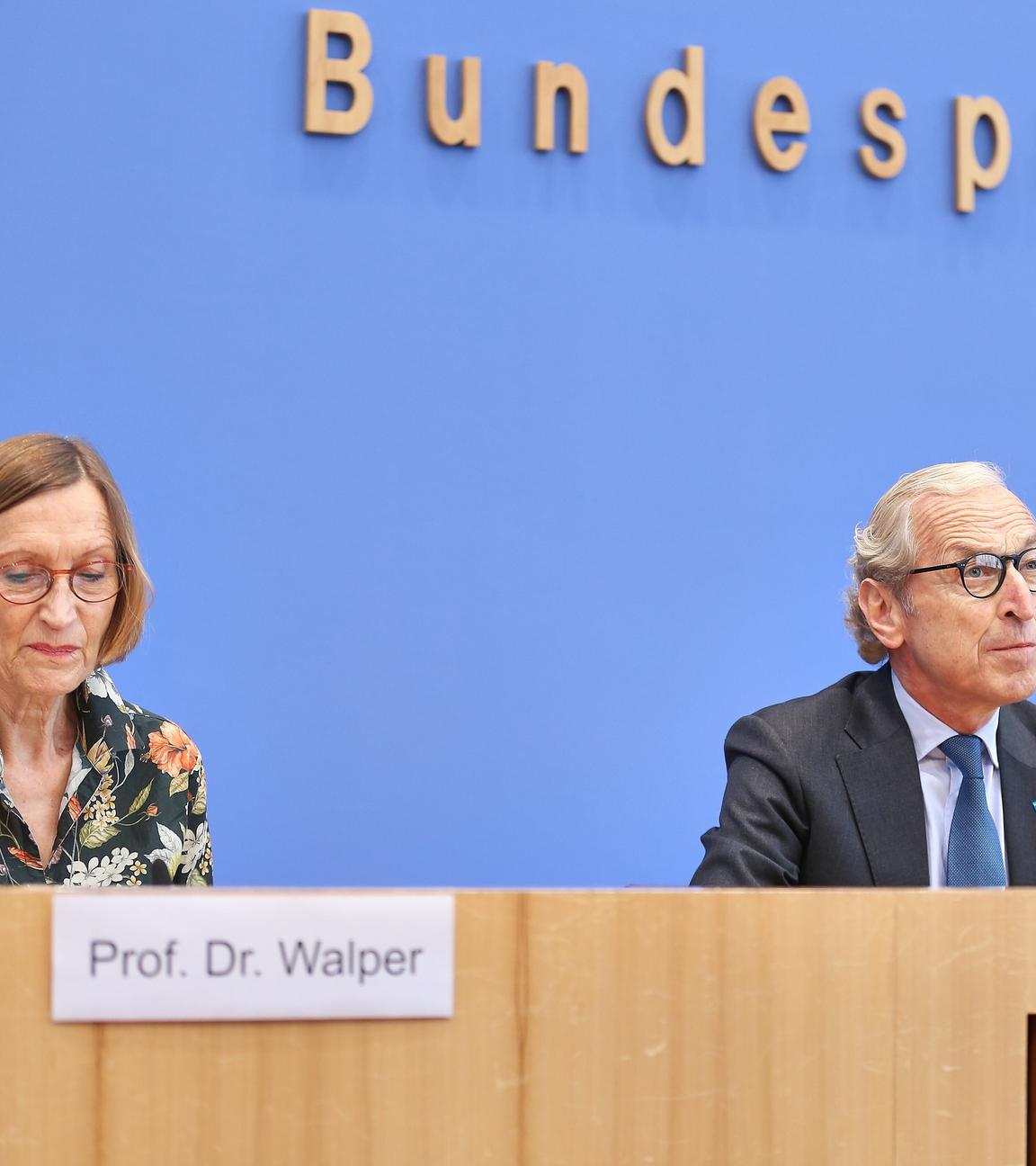 UNICEF-Bericht zur Lage der Kinder in Deutschland 2025: Sabine Walper, Vorstandsvorsitzende und Direktorin Deutsches Jugendinstitut (DJI) und Georg Graf Waldersee, Vorstandsvorsitzender UNICEF Deutschland