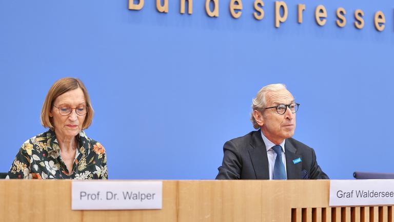 UNICEF-Bericht zur Lage der Kinder in Deutschland 2025: Sabine Walper, Vorstandsvorsitzende und Direktorin Deutsches Jugendinstitut (DJI) und Georg Graf Waldersee, Vorstandsvorsitzender UNICEF Deutschland