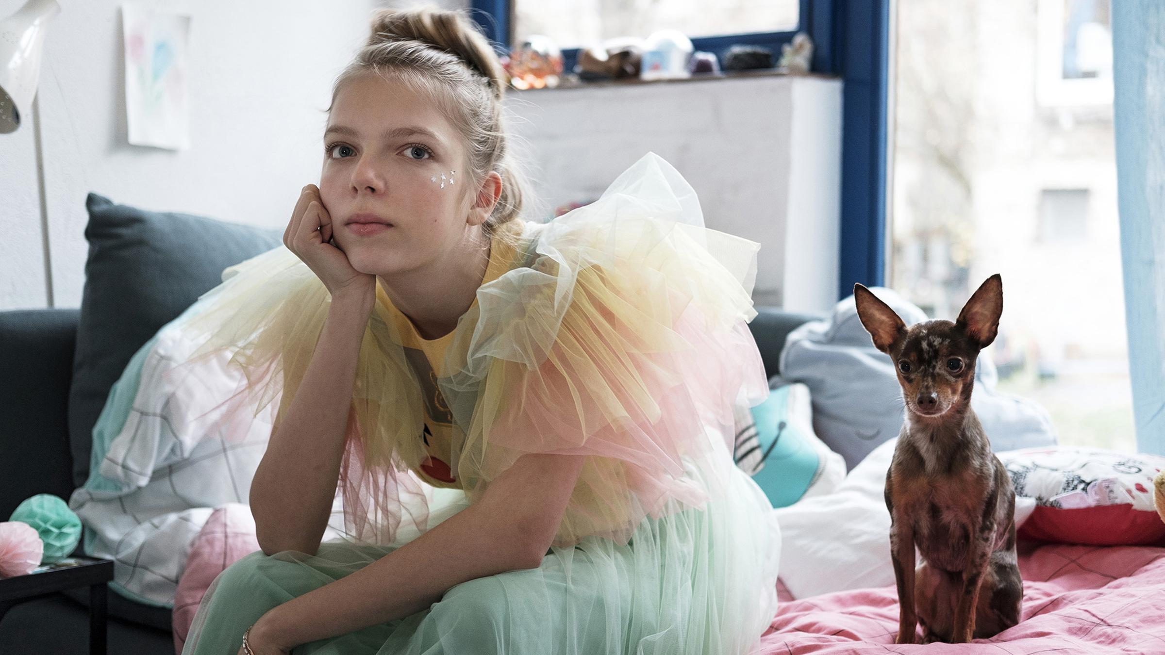 Selbst wenn es „nur“ Hausarrest in einem schön ausgestatteten Kinderzimmer ist: Verlustgefühle, Einsamkeit, Isolation lassen sich auch hier empfinden.