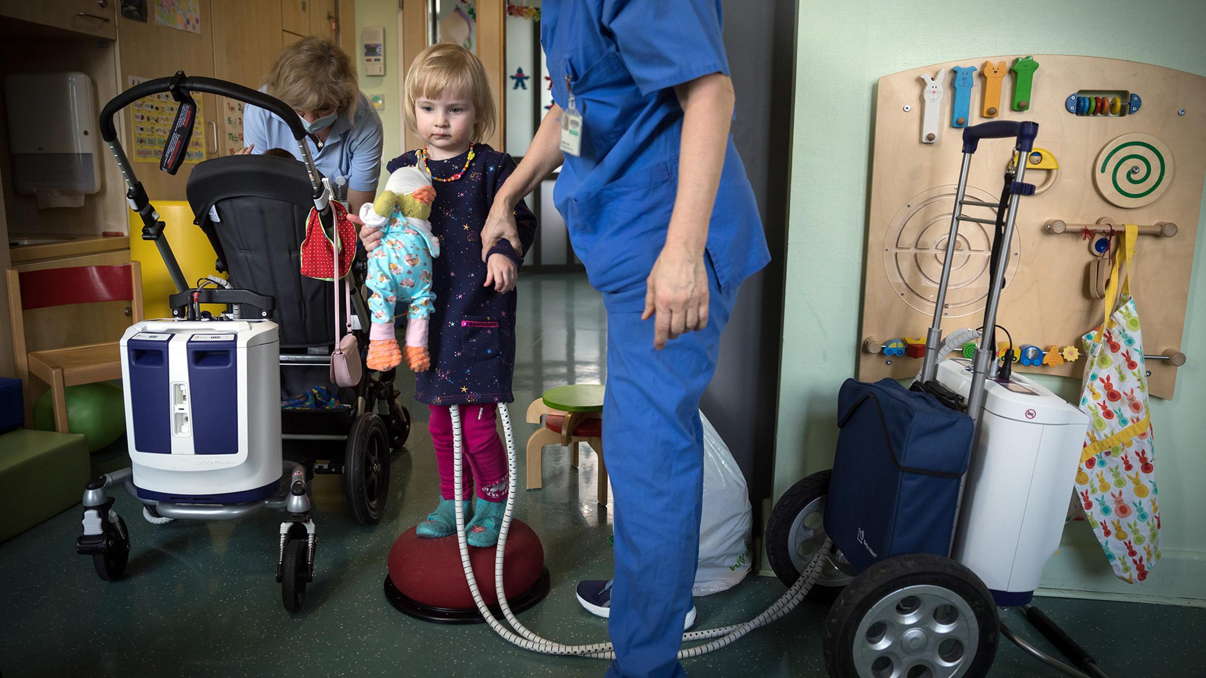 Die dreijährige Clara ist eines von 34 Kindern in Deutschland, die ein Spenderherz benötigen. Mit einem mobilen Kunstherz, das das eigene Herz unterstützt, und ihrer Plüschente „Schnatter“ wartet Clara in ihrem Zimmer auf Station H4 des Deutschen Herzzentrums Berlin auf den Moment, an dem sich ihr Leben ändern wird.