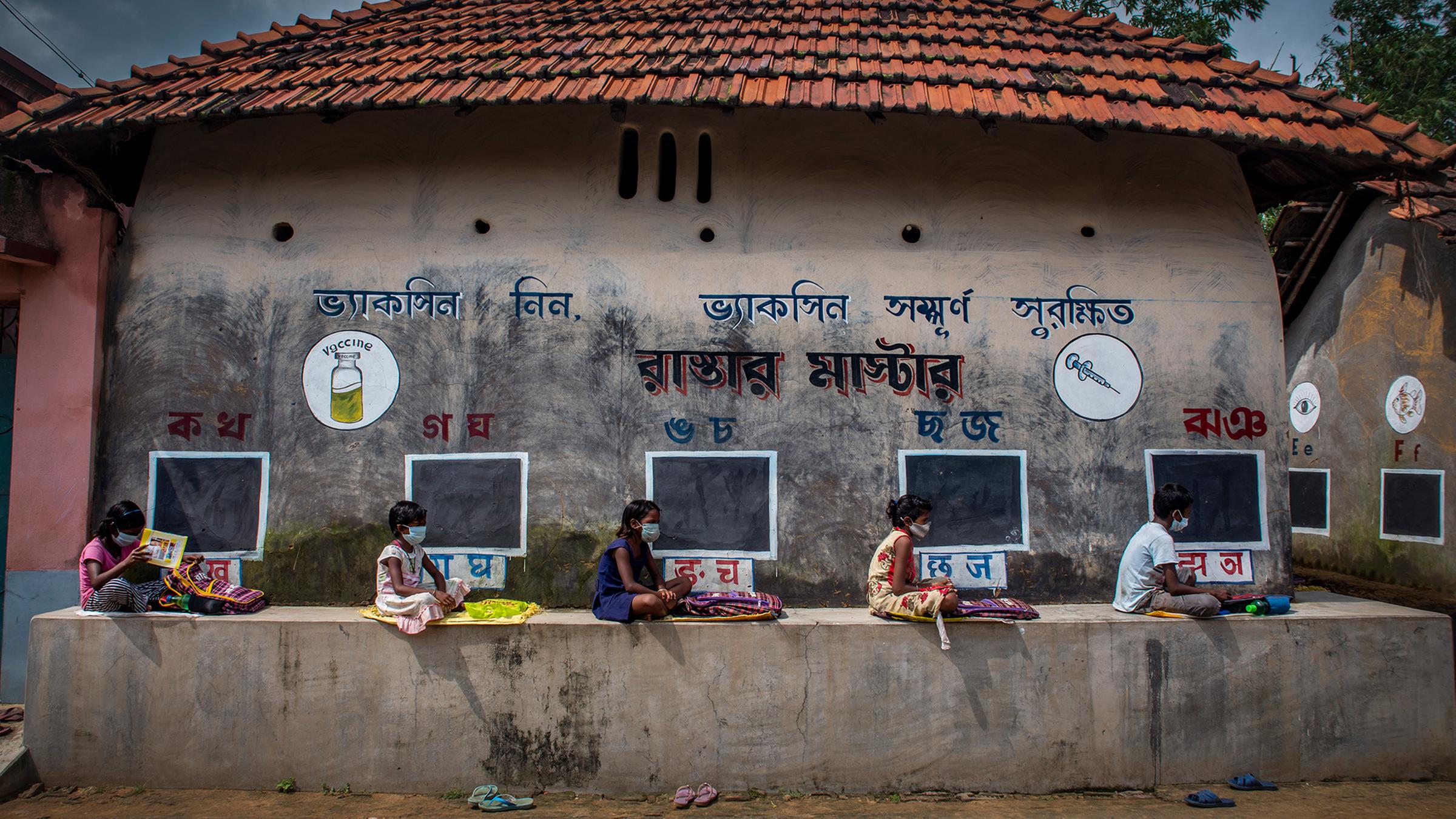 Schule im Freien mit Häuserwänden als Schultafeln