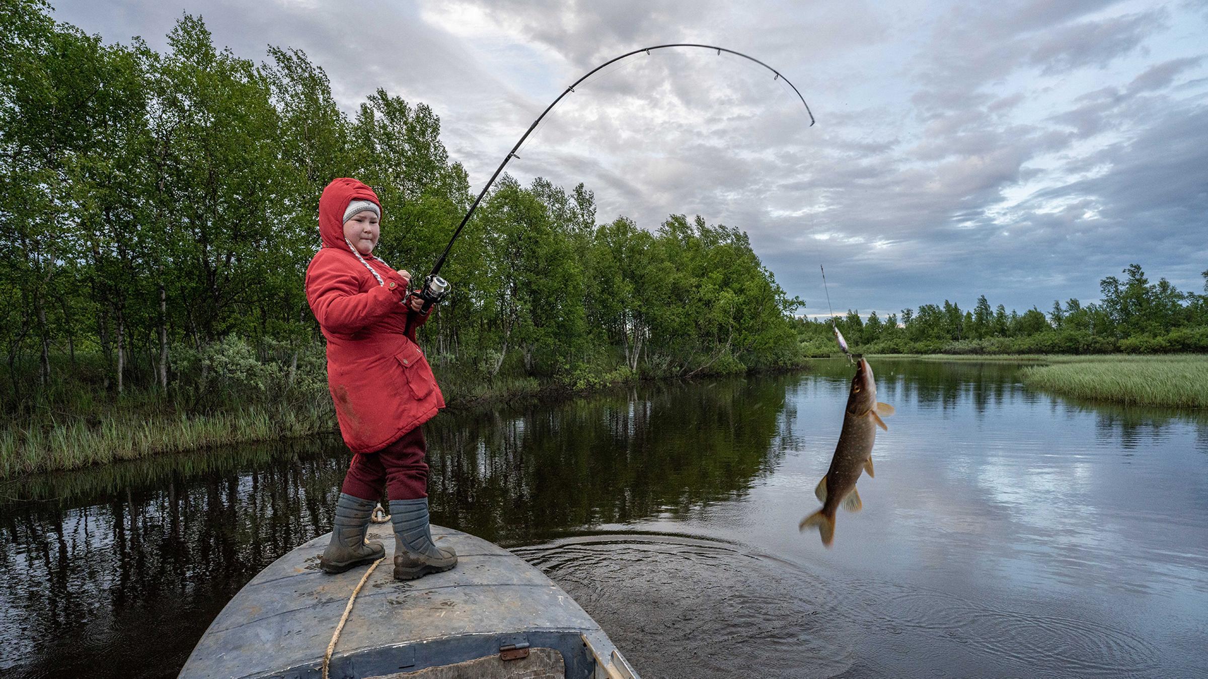 Uliana angelt am Ponoi ihr Abendessen in Chalmny-varre.