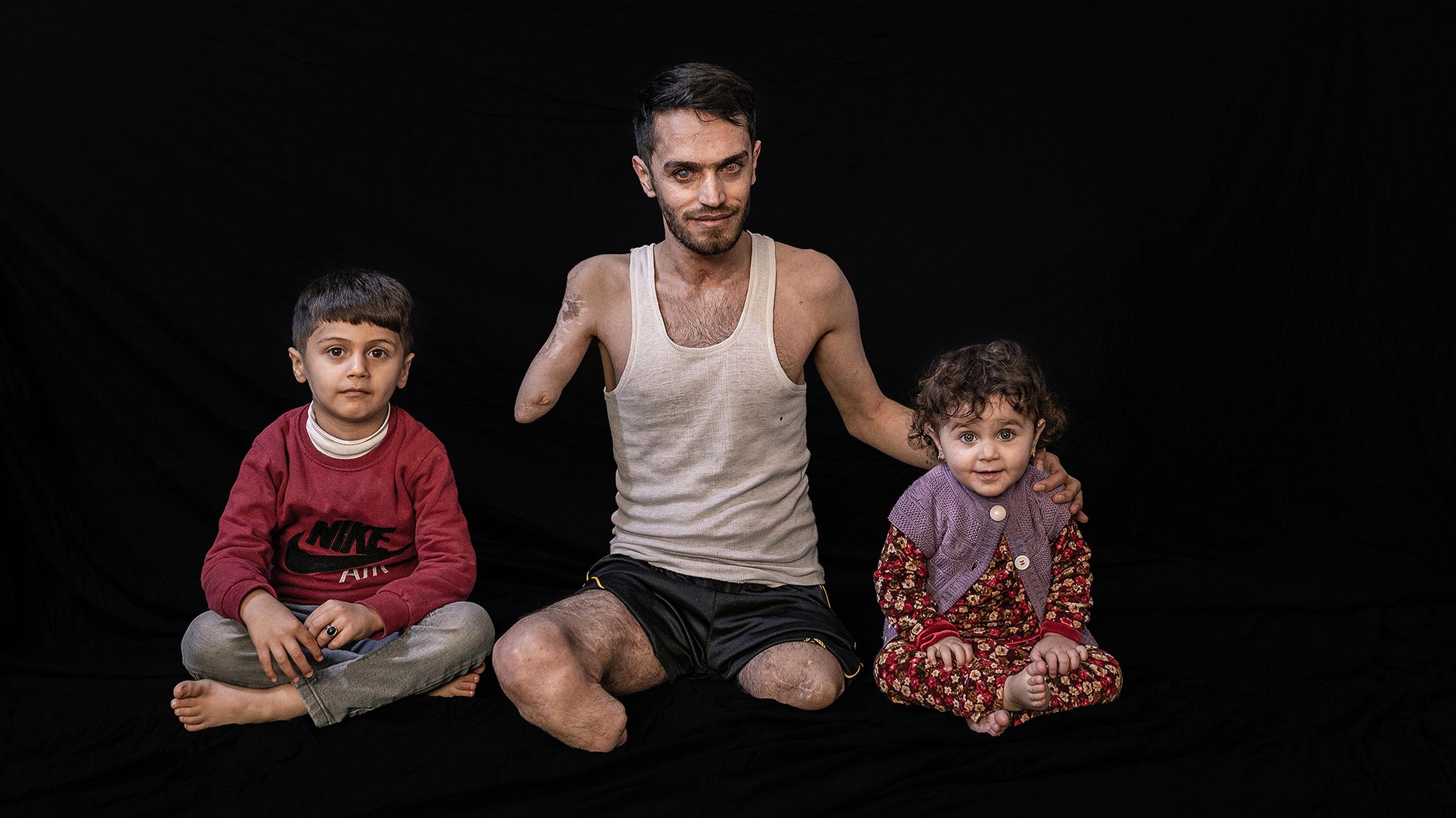 Salman Farman Saleh mit seinen  Kindern wurde durch eine Mine verletzt