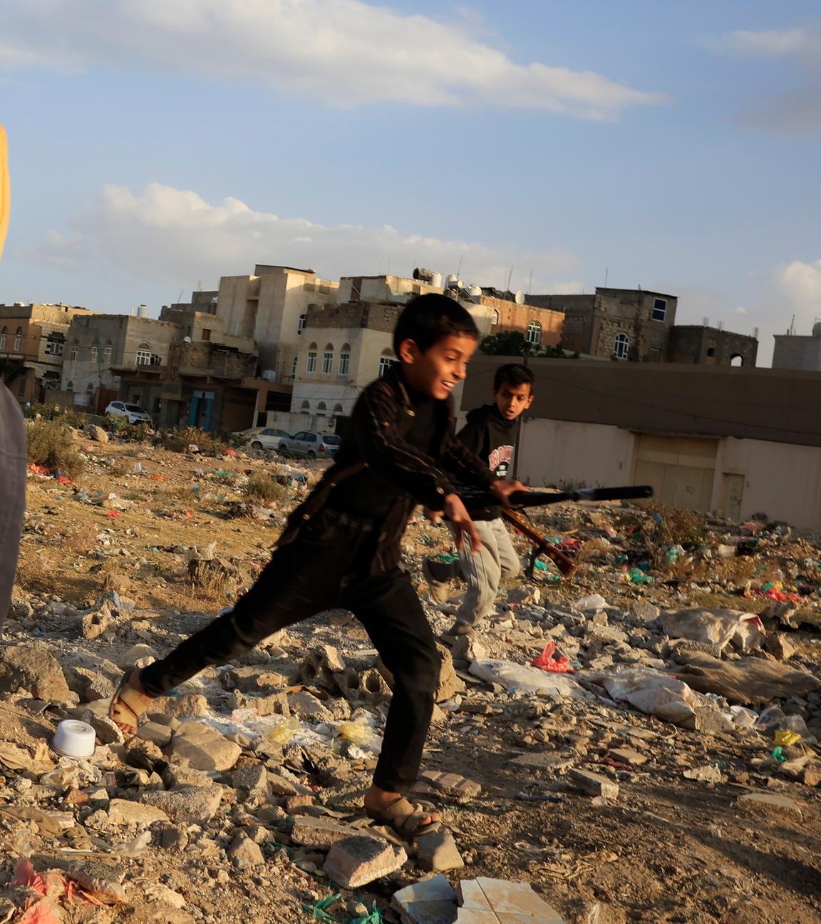 Kinder mit Waffe im Jemen