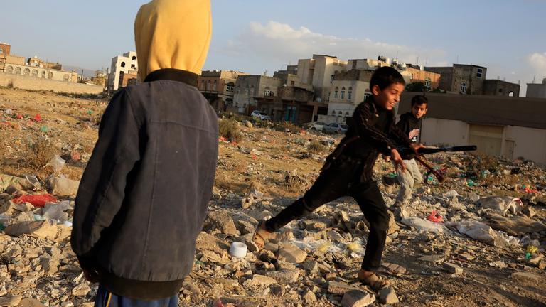 Kinder mit Waffe im Jemen