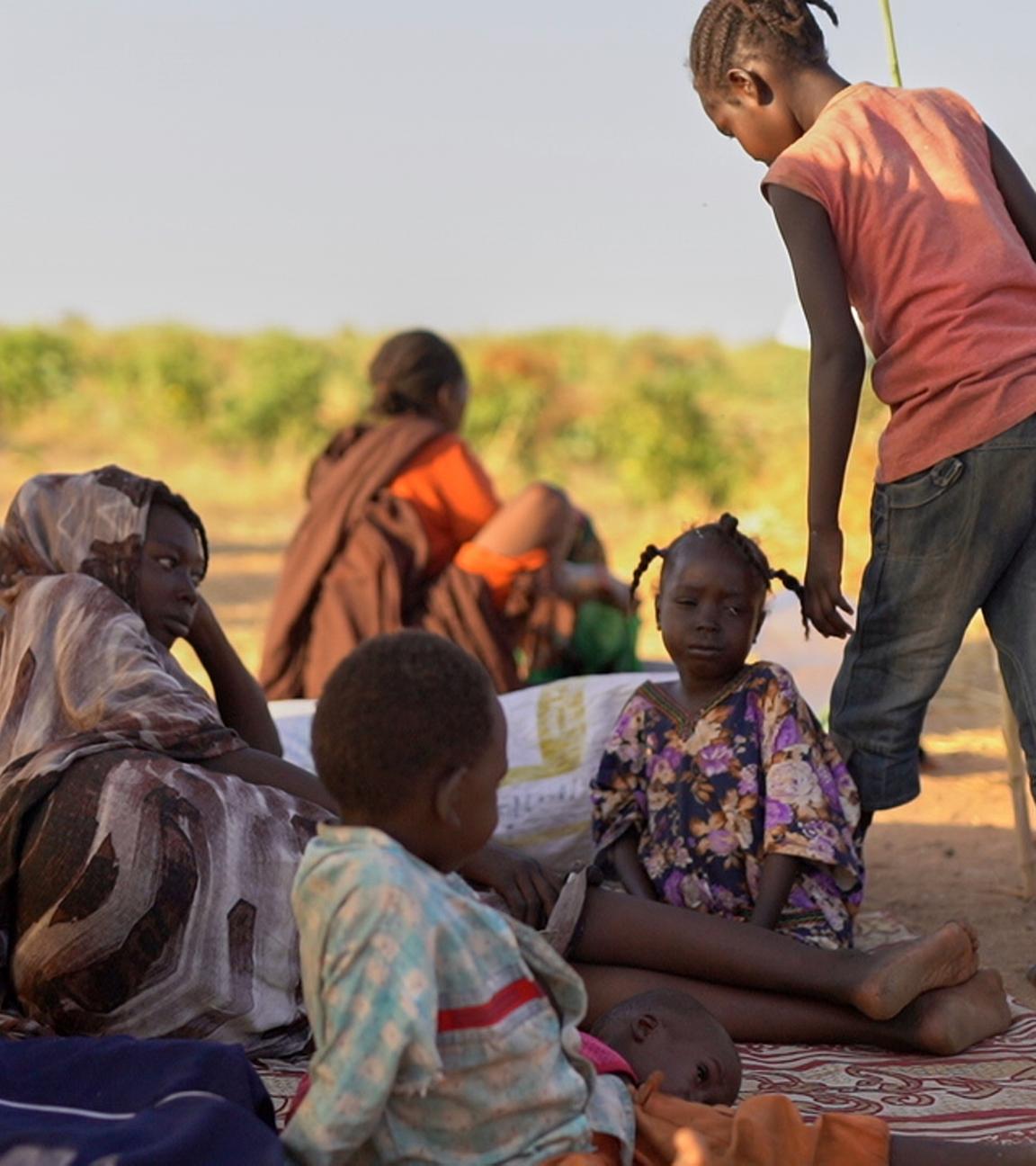 Dieses von UNICEF veröffentlichte Foto zeigt vertriebene Kinder und Familien aus Al-Faschir in einem Flüchtlingslager in Tawila, Sudan.