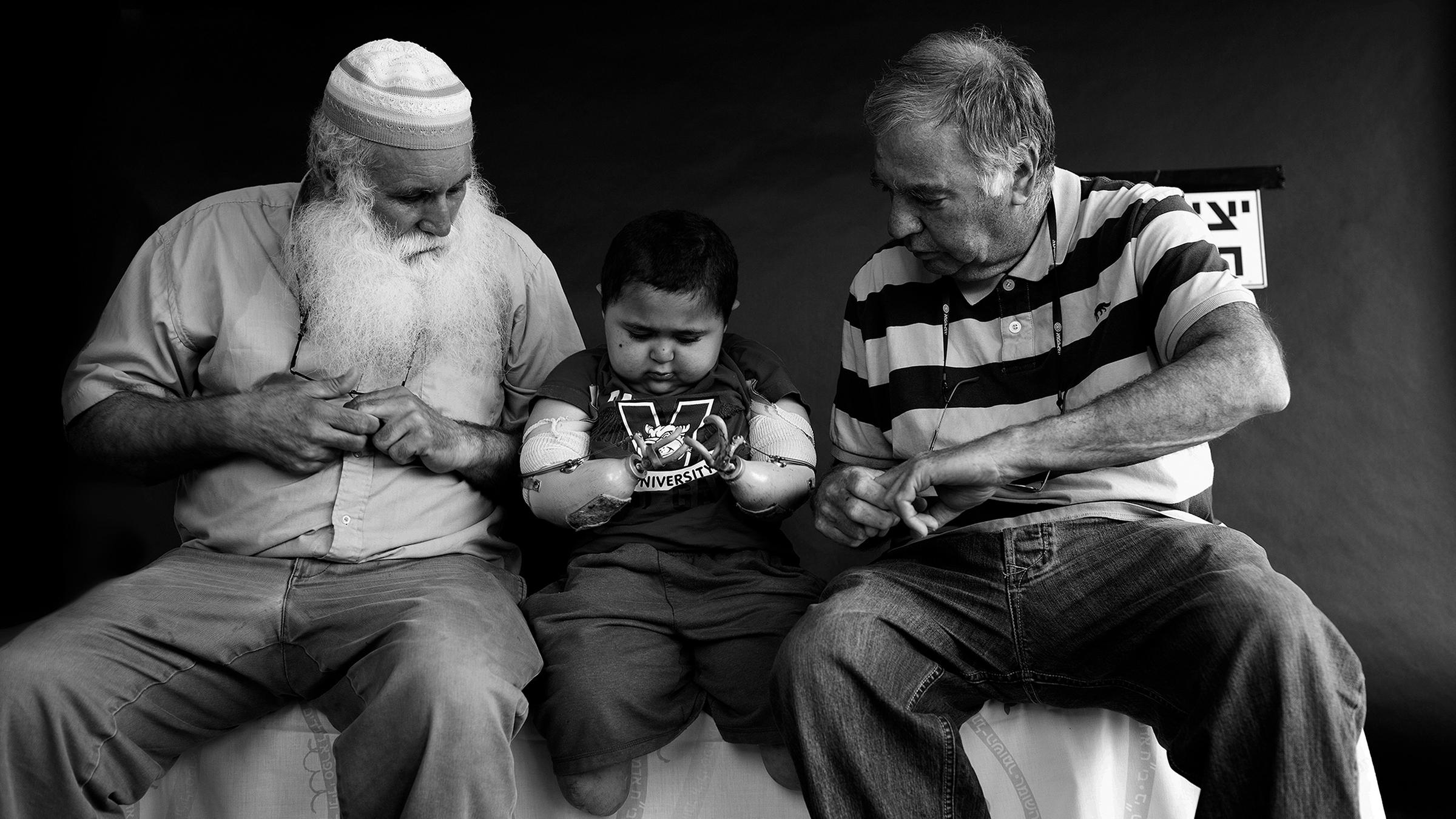 Abu Naim und Buma kümmern sich um Muhi dem beide Arme durch Prothesen ersetzt wurden.