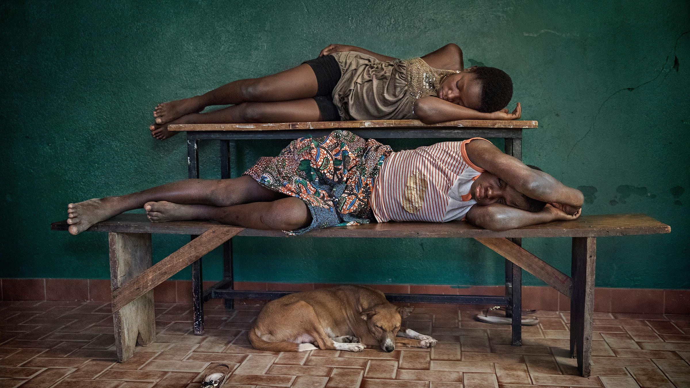 Le Ciel und L'Amour ruhen sich aus in der Auffangstation für Kindersklaven in Cotonou, Benin.