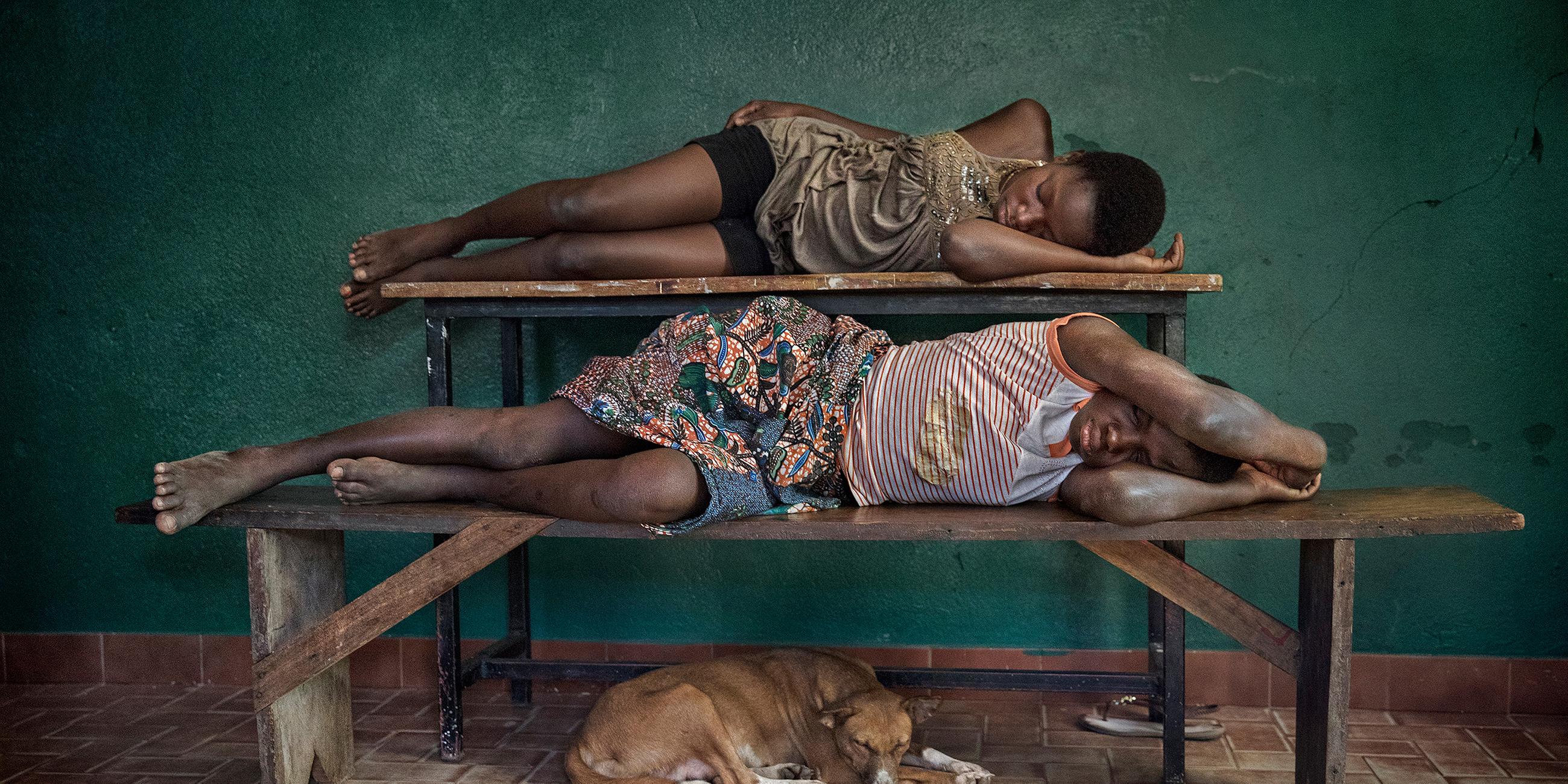 Le Ciel und L'Amour ruhen sich aus in der Auffangstation für Kindersklaven in Cotonou, Benin.