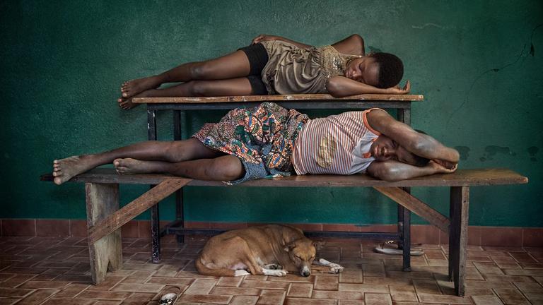 Le Ciel und L'Amour ruhen sich aus in der Auffangstation für Kindersklaven in Cotonou, Benin.