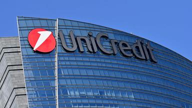 Logo auf dem UniCredit Tower in Mailand