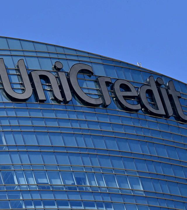 Logo auf dem UniCredit Tower in Mailand