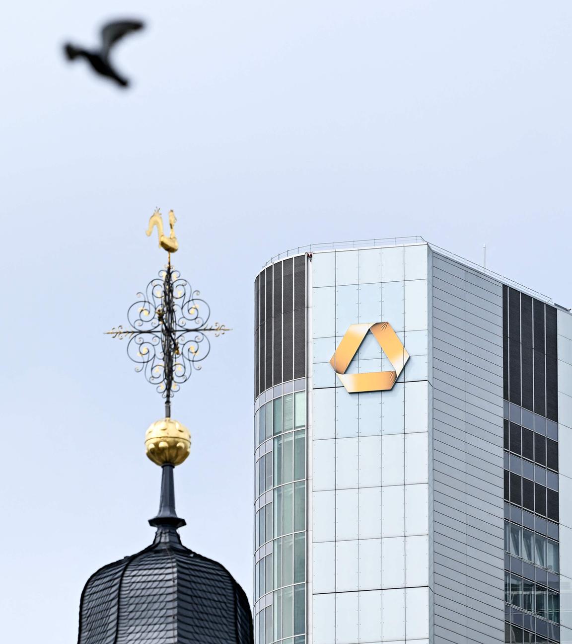 Eine Taube fliegt am 29. Mai 2025 am Commerzbank-Logo auf dem Hauptsitz der Bank im Bankenviertel von Frankfurt am Main vorbei.