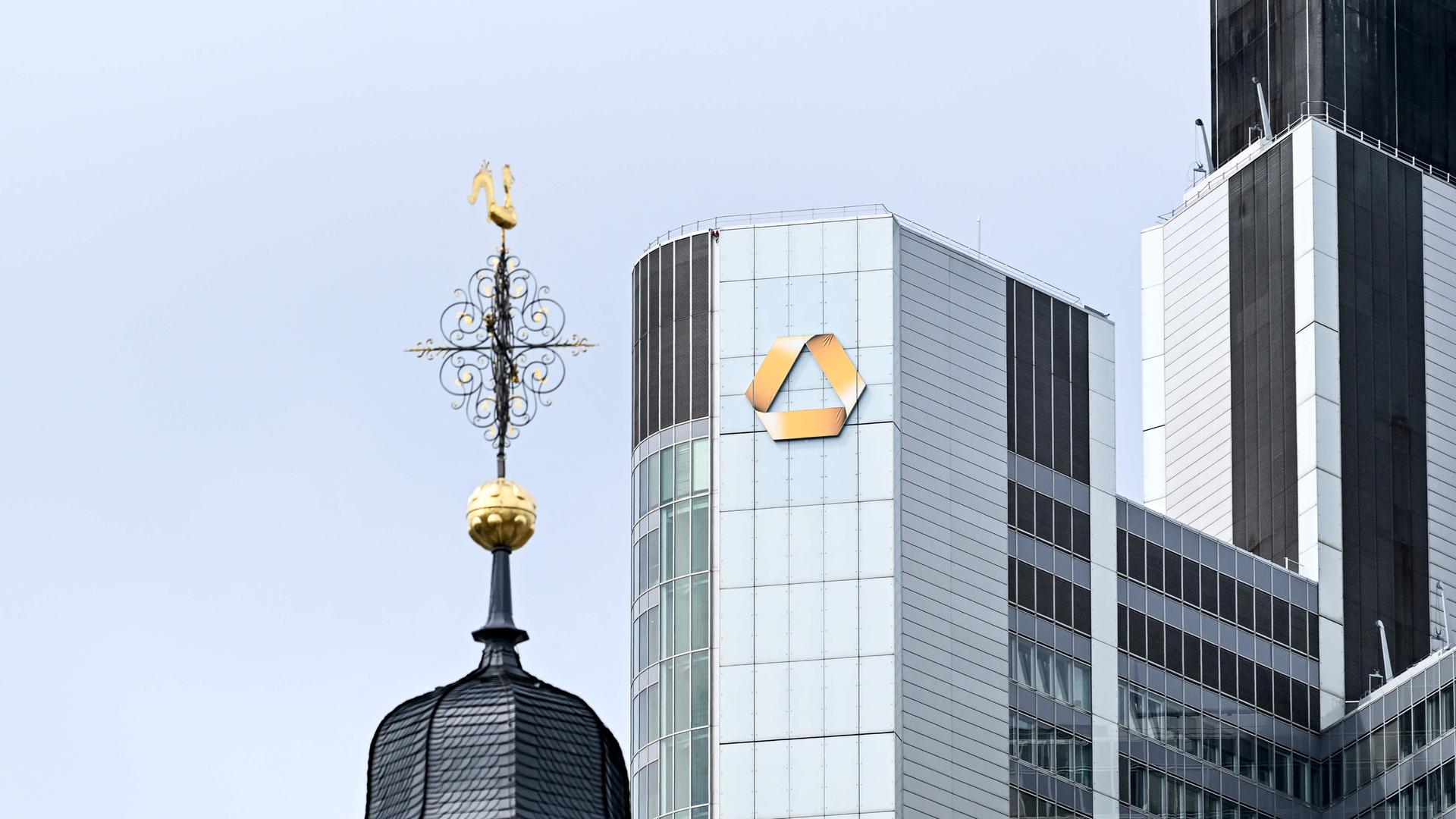 Eine Taube fliegt am 29. Mai 2025 am Commerzbank-Logo auf dem Hauptsitz der Bank im Bankenviertel von Frankfurt am Main vorbei.