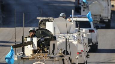 Fahrzeuge der Interimstruppe der Vereinten Nationen im Libanon (UNIFIL) fahren im Libanon Patrouille