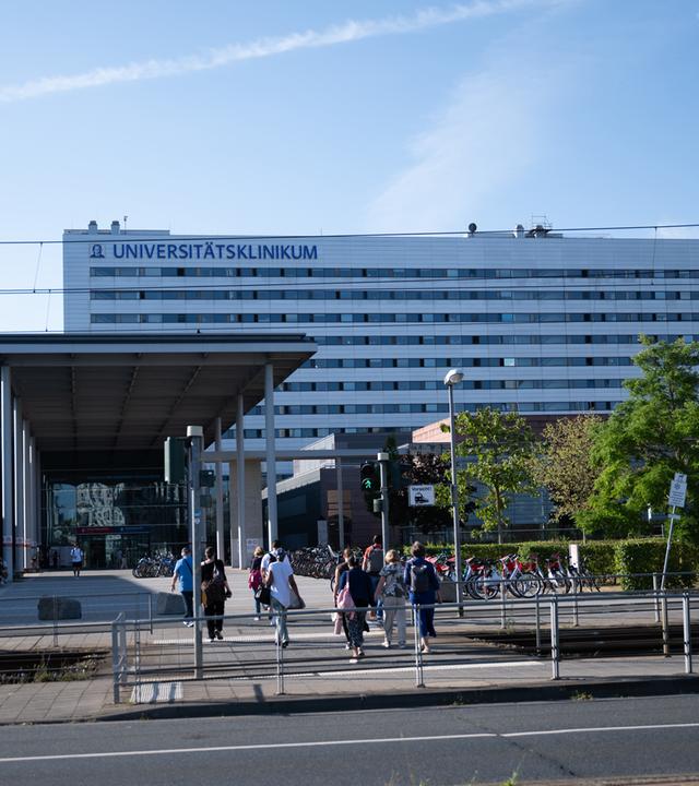 Hessen, Frankfurt/M.: Blick auf das Hauptportal des Universitätsklinikums.