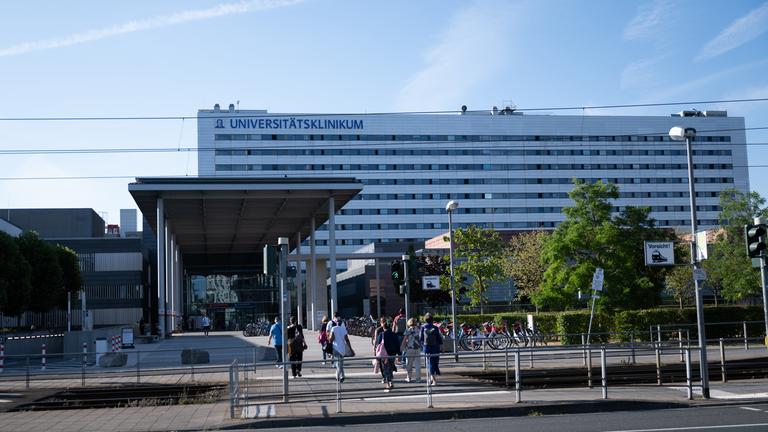 Hessen, Frankfurt/M.: Blick auf das Hauptportal des Universitätsklinikums.