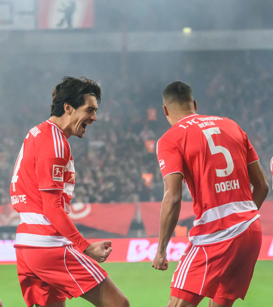 Danilho Doekhi (1. FC Union) und die Mannschaft jubeln.