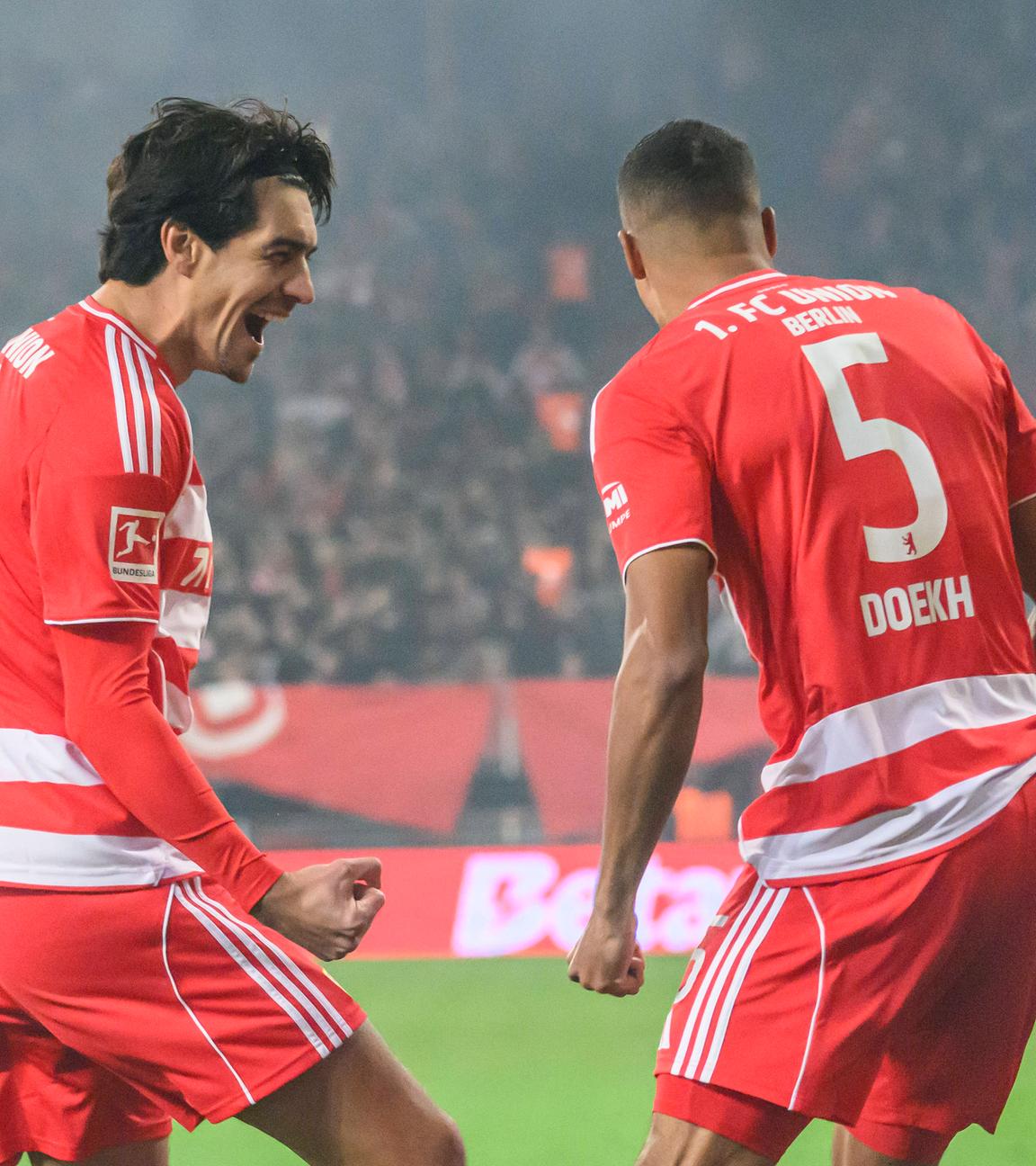 Danilho Doekhi (1. FC Union) und die Mannschaft jubeln.