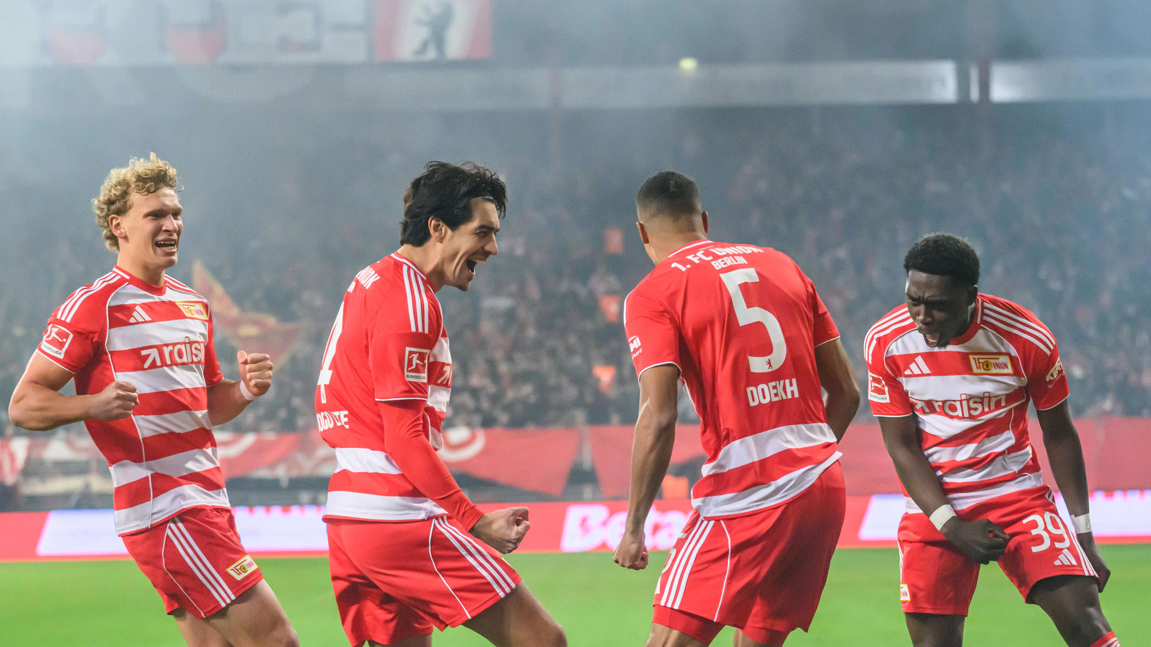 Danilho Doekhi (1. FC Union) und die Mannschaft jubeln.