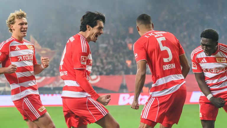 Danilho Doekhi (1. FC Union) und die Mannschaft jubeln.