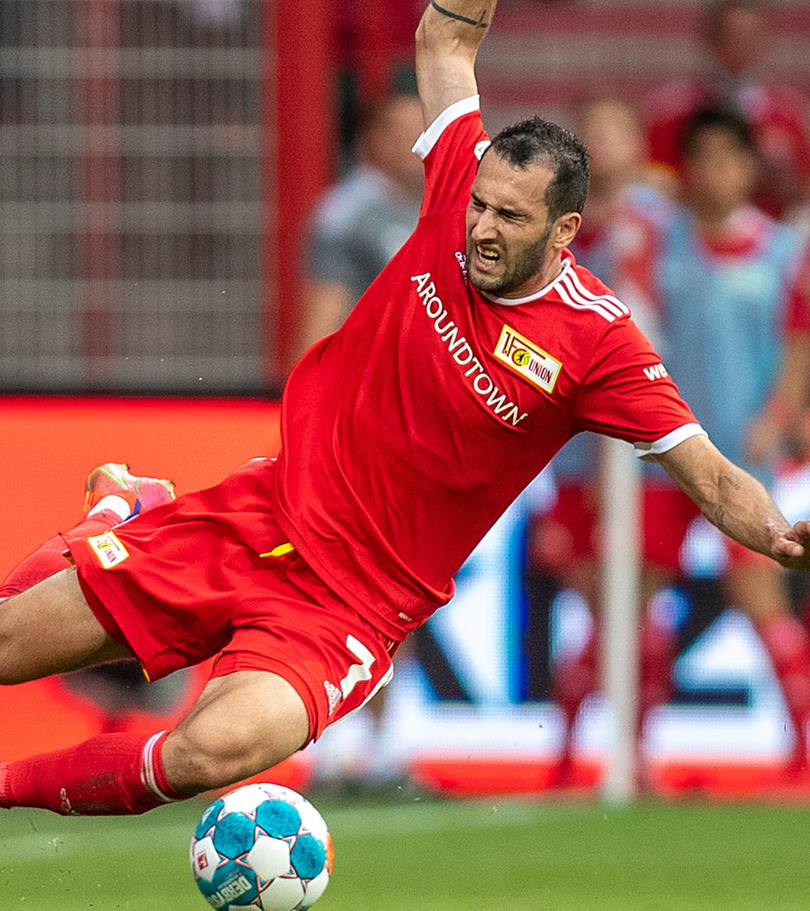 11.09.2021, Berlin: Fußball: Bundesliga, 1. FC Union Berlin - FC Augsburg, 4. Spieltag, An der Alten Försterei. Daniel Caligiuri von FC Augsburg und Berlins Levin Öztunali (r) gehen im Zweikampf zu Boden. 