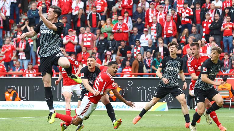 Maximilian Eggestein (Freiburg, 8) foult Danilho Doekhi (Union Berlin, 5).