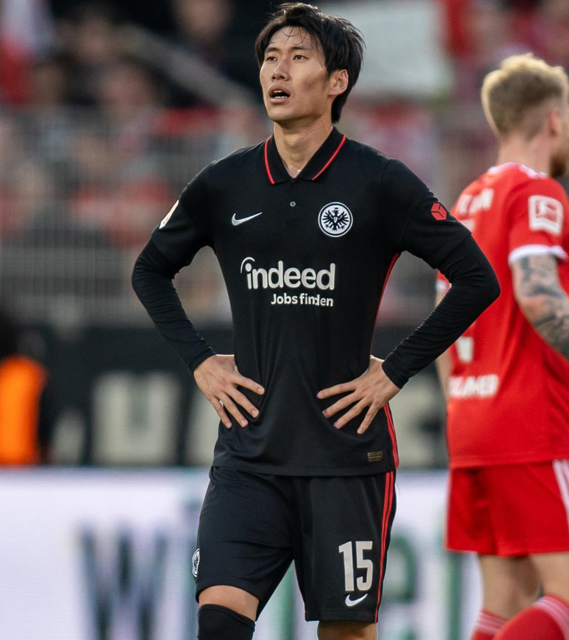 17.04.2022, Berlin: Fußball: Bundesliga, 1. FC Union Berlin - Eintracht Frankfurt, 30. Spieltag, An der Alten Försterei. Daichi Kamada von Eintracht Frankfurt steht nach der Niederlage enttäuscht auf dem Spielfeld.