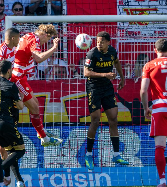 Tom Rothe (Union Berlin) erzielt per Kopfball den 1:2-Anschlusstreffer im Spiel gegen Köln.