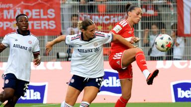 Jill Janssen und Klara Bühl kämpfen in der Frauen-Bundesligapartie zwischen Union Berlin und Bayern München um den Ball