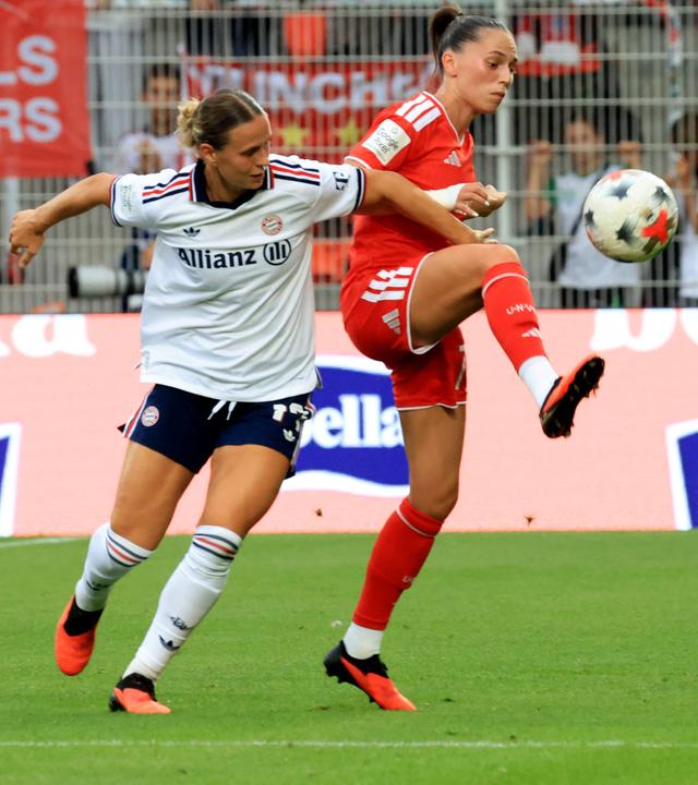 Jill Janssen und Klara Bühl kämpfen in der Frauen-Bundesligapartie zwischen Union Berlin und Bayern München um den Ball