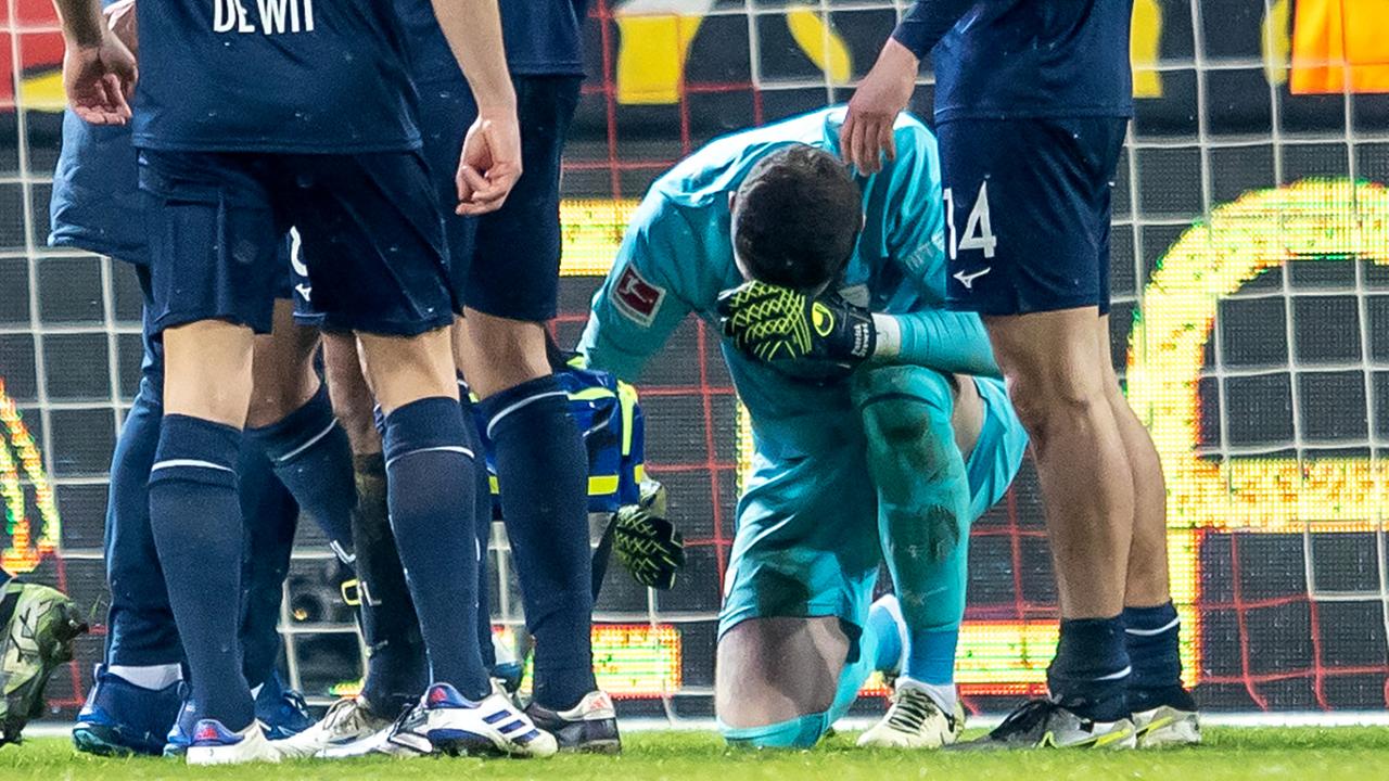 Fußball: Bochums Keeper Drewes wird im Spiel bei Union Berlin von einem Gegenstand getroffen.