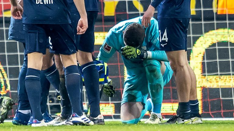Fußball: Bochums Keeper Drewes wird im Spiel bei Union Berlin von einem Gegenstand getroffen.