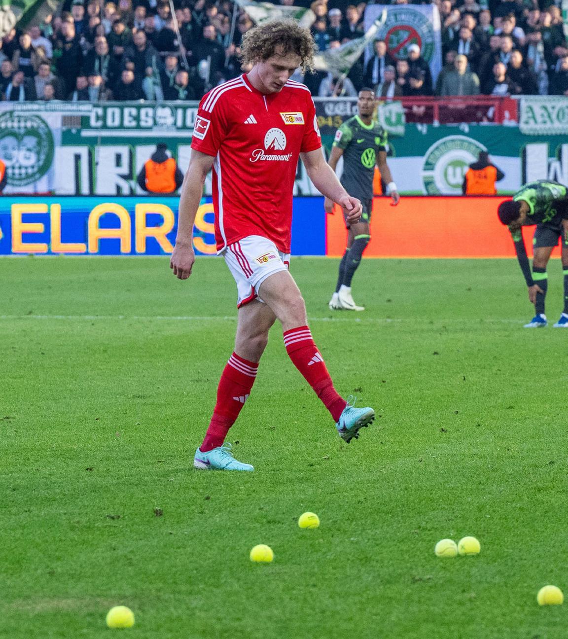 Fans von Union Berlin protestieren mit Tennisbällen. Zu sehen ist Alex Kral (Union Berlin).