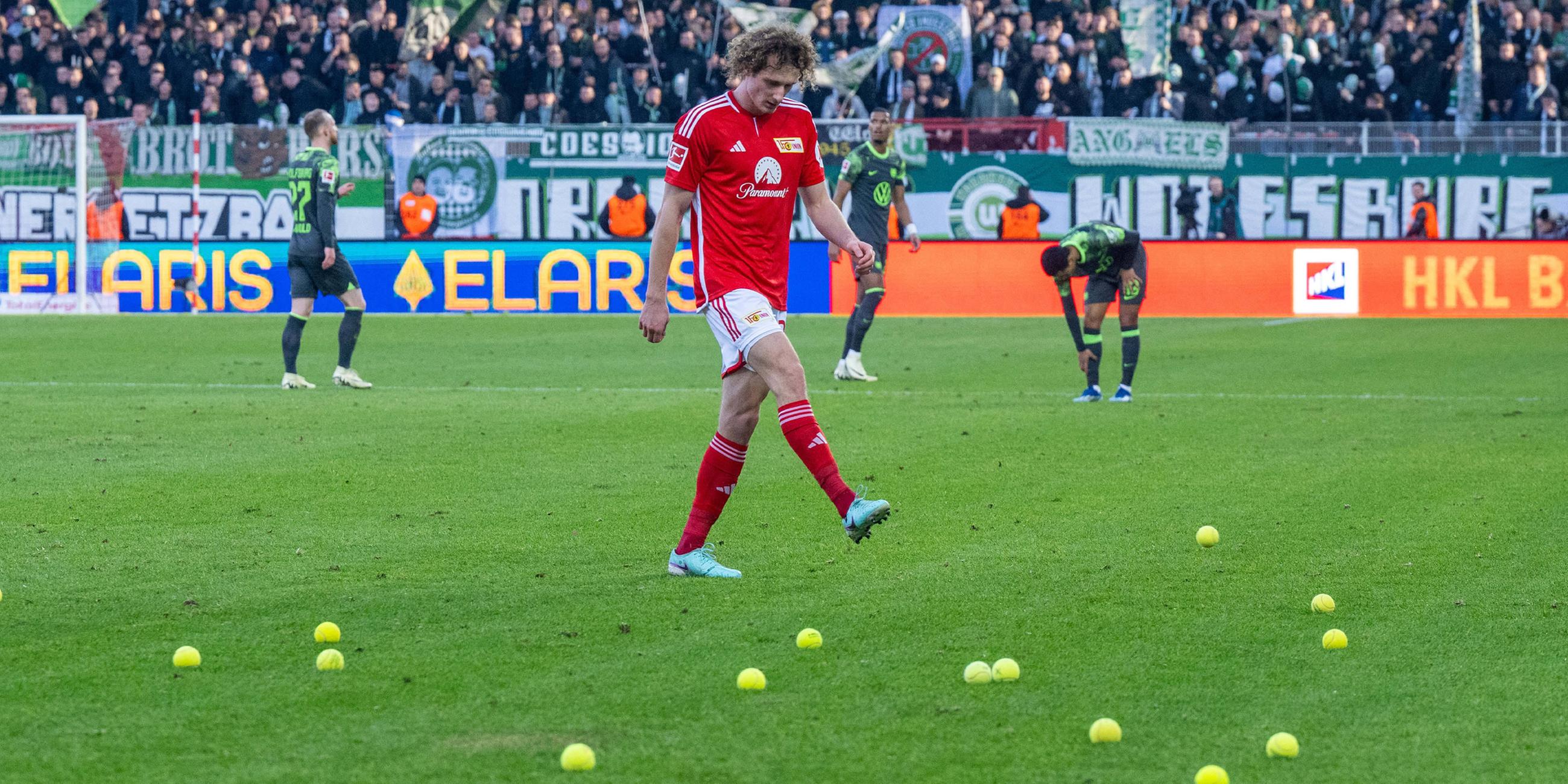 Fans von Union Berlin protestieren mit Tennisbällen. Zu sehen ist Alex Kral (Union Berlin).