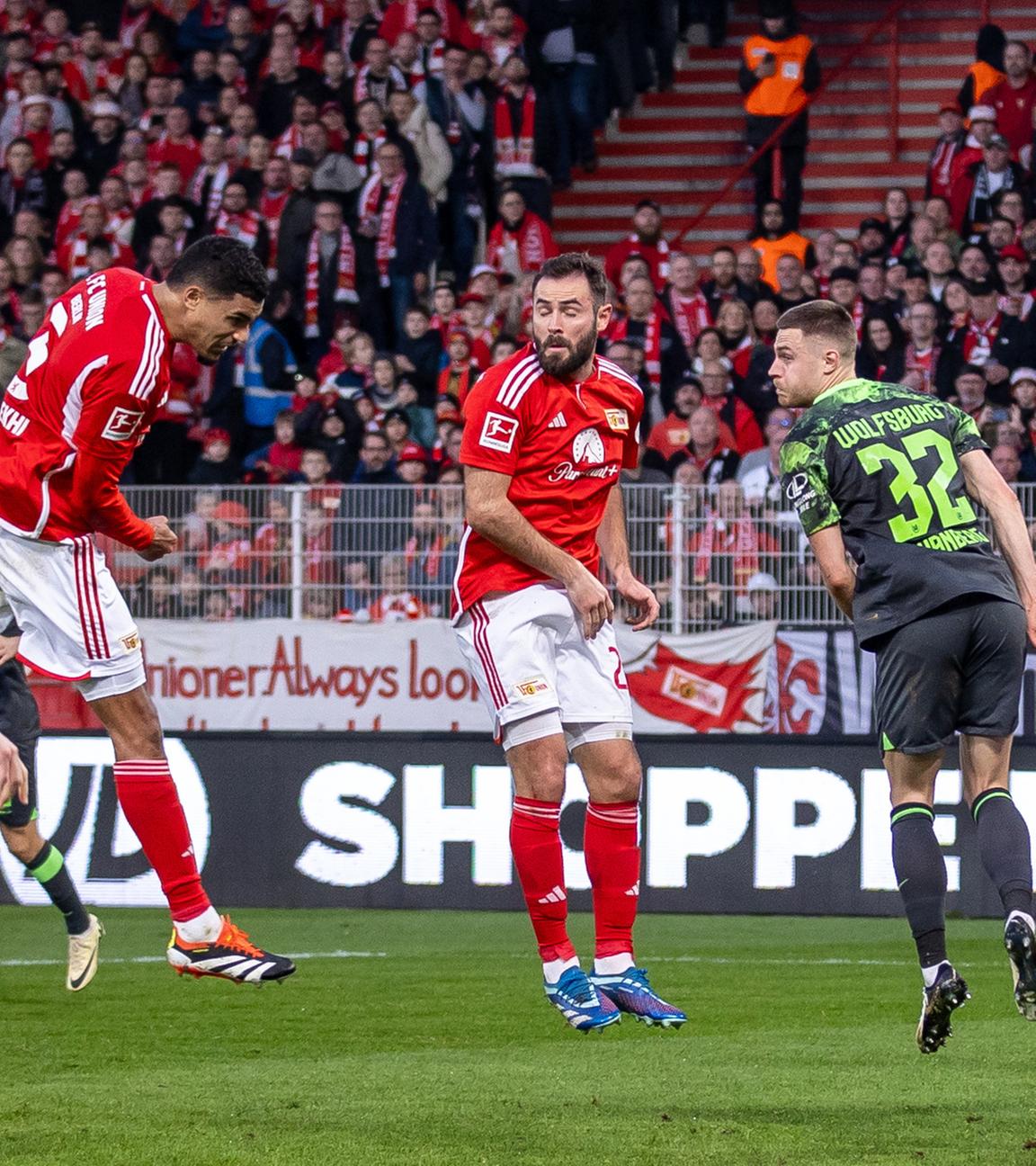 Berlins Danilho Doekhi (3.v.l) trifft zum 1:0.
