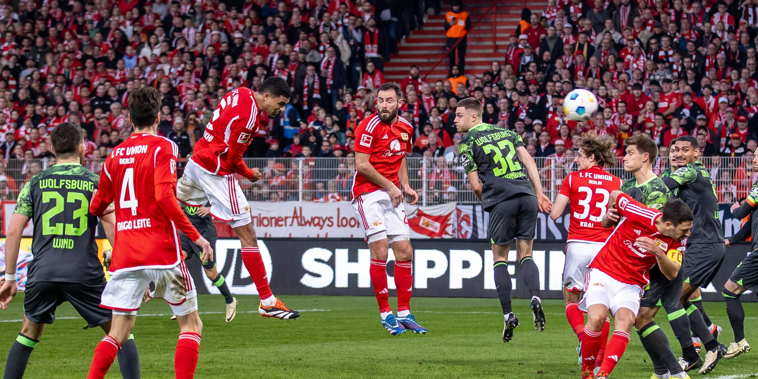 Berlins Danilho Doekhi (3.v.l) trifft zum 1:0.