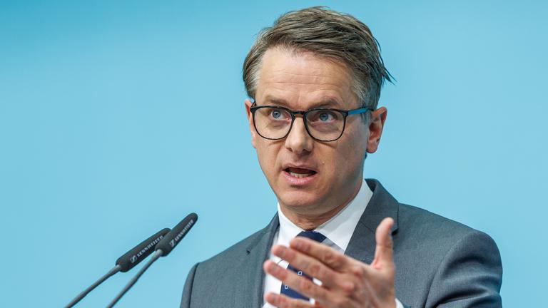 Dr. Carsten Linnemann auf einer Pressekonferenz