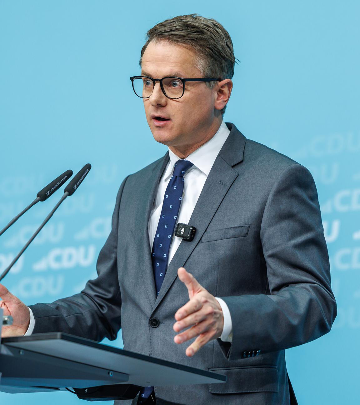 Carsten Linnemann spricht bei einer Pressekonferenz zu den Anwesenden. Er gestikuliert mit beiden Händen.