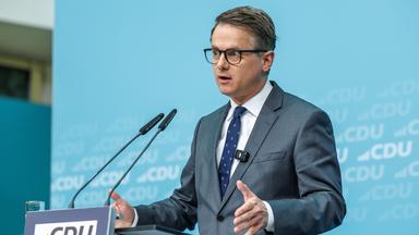 Carsten Linnemann spricht bei einer Pressekonferenz zu den Anwesenden. Er gestikuliert mit beiden Händen.