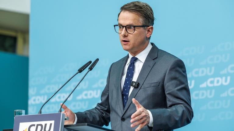 Carsten Linnemann spricht bei einer Pressekonferenz zu den Anwesenden. Er gestikuliert mit beiden Händen.