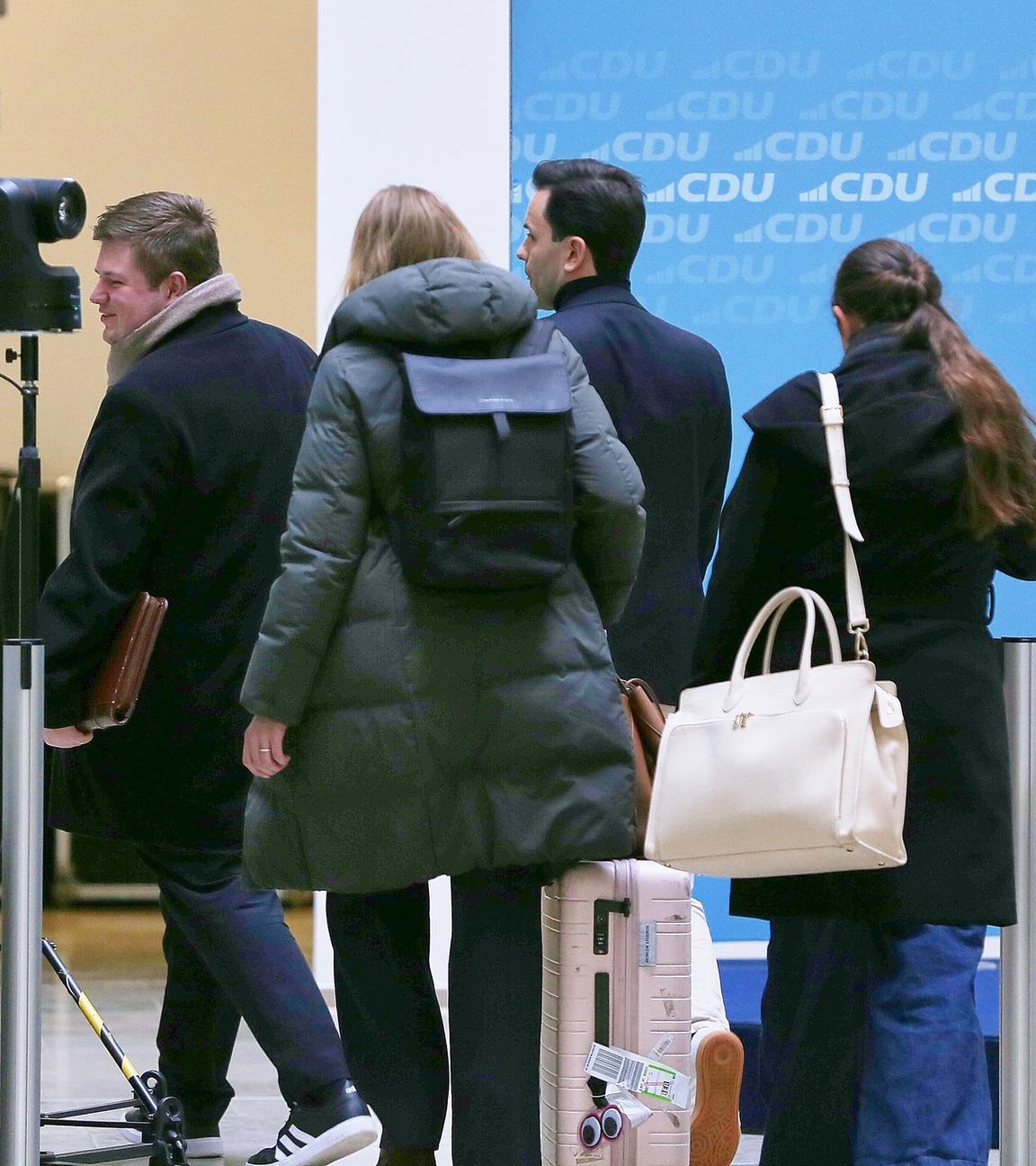 Konrad-Adenauer-Haus: CDU-Bundesvorstandssitzung: Junge-Union-Chef Johannes Winkel (2.v.R.) und andere Mitglieder der "Jungen Gruppe" kommen an, u.a. auch Kohl-Enkel Johannes Volkmann (1.v.L.)