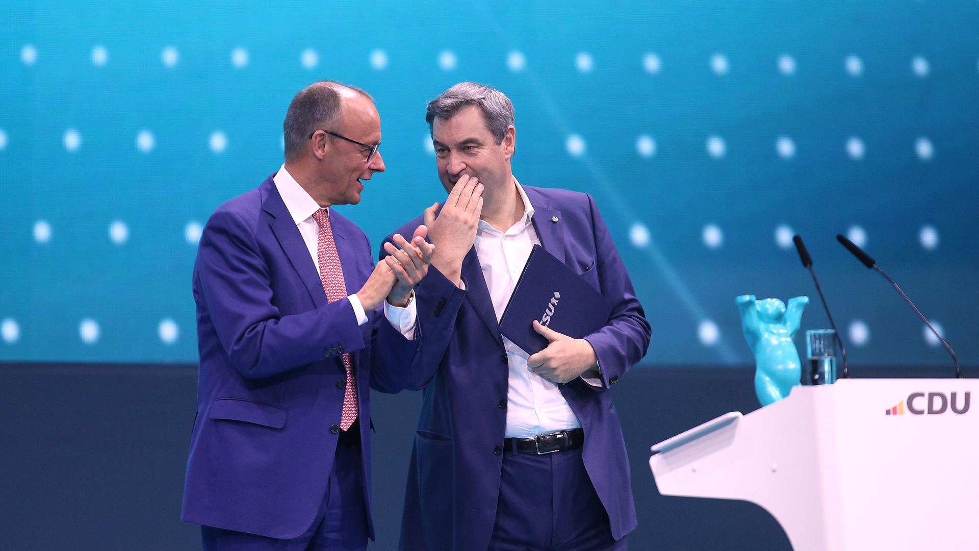 CDU-Chef Friedrich Merz und CSU-Chef Markus Söder unterhalten sich.