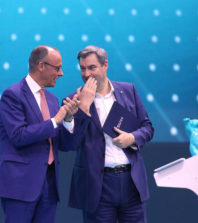 CDU-Chef Friedrich Merz und CSU-Chef Markus Söder unterhalten sich.